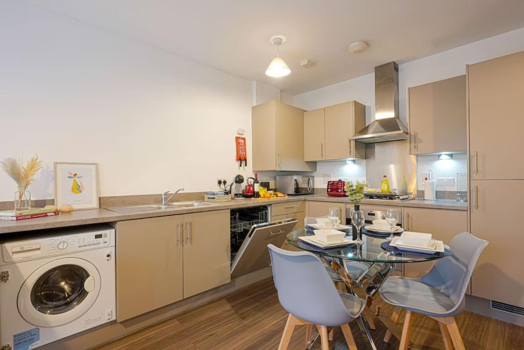Luxury Campbell Park Apartments In Central Mk With Balcony, Free Parking & Smart Tv With Netflix By Yoko Property Milton Keynes Luaran gambar